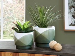 Bay Furniture Gallery - Ashley Furniture - Ardenridge Planter (Set of 2) - Planter Set (Set of 2) / Green/White - A2000579