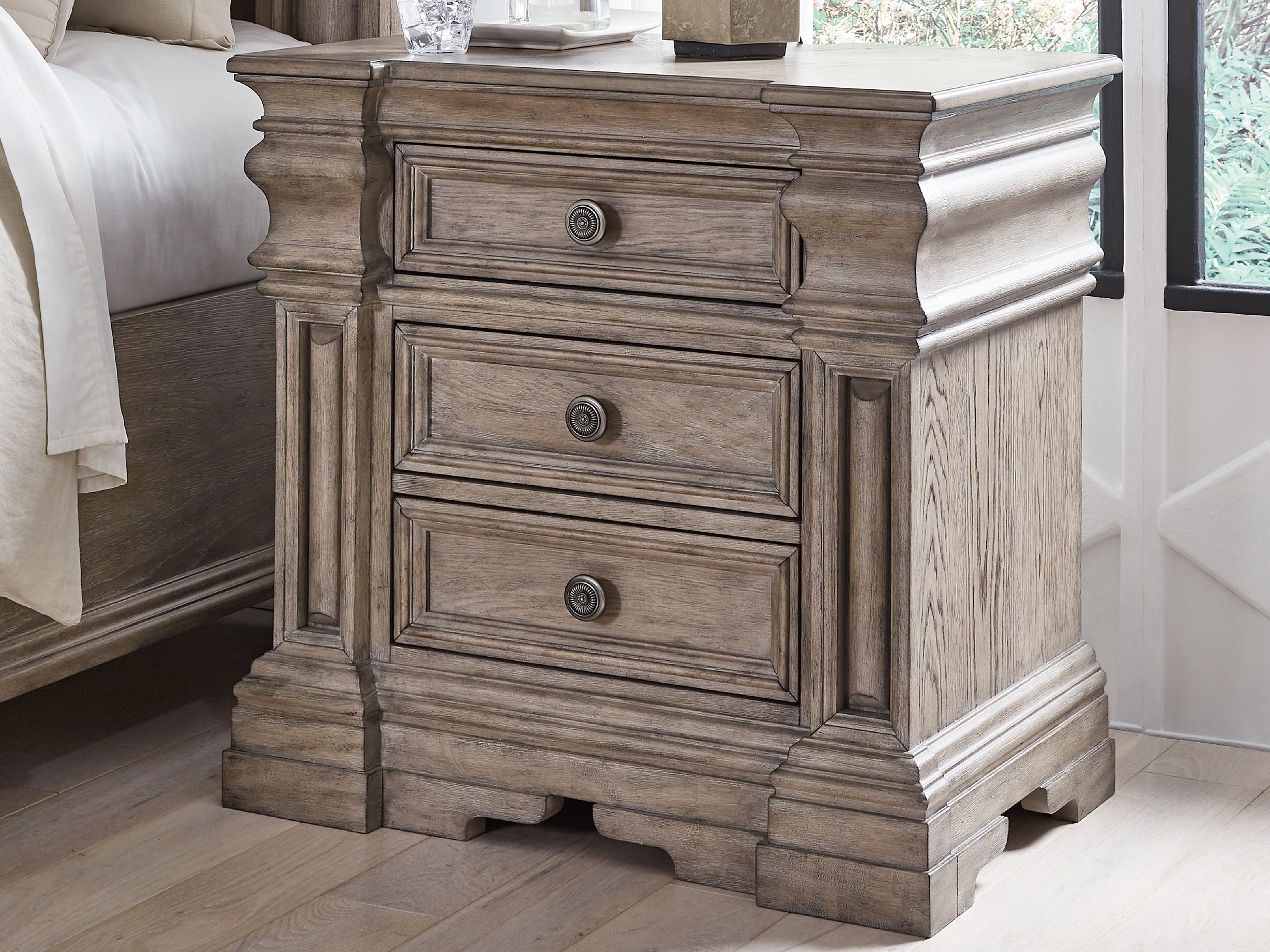 Bay Furniture Gallery - Ashley Furniture - Blairhurst Bedroom - Queen Panel Bed / Light Grayish Brown - B916B2