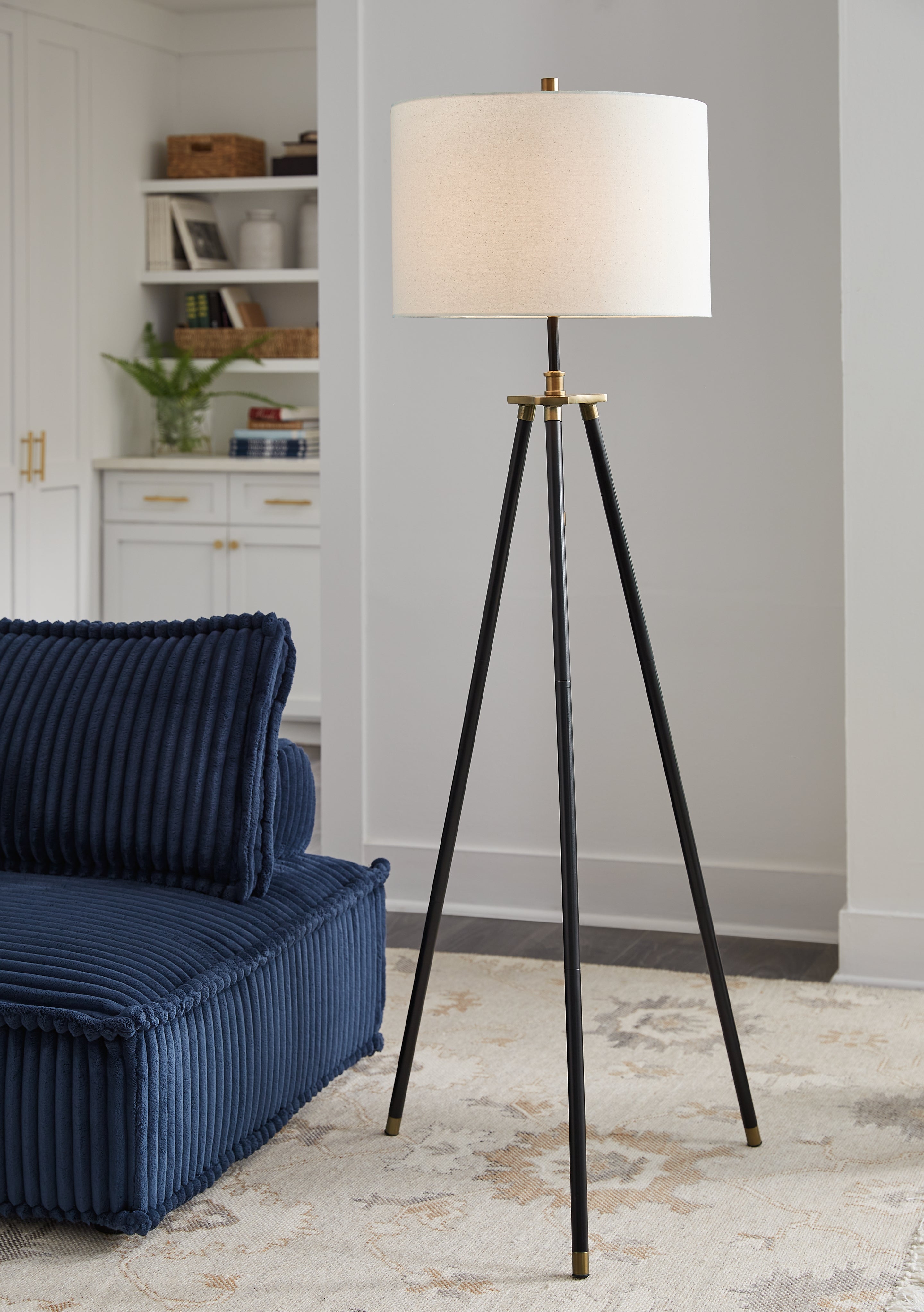 Bay Furniture Gallery - Ashley Furniture - Cashner Lighting - Metal Floor Lamp (1/CN) / Black/Gold Finish - L206101