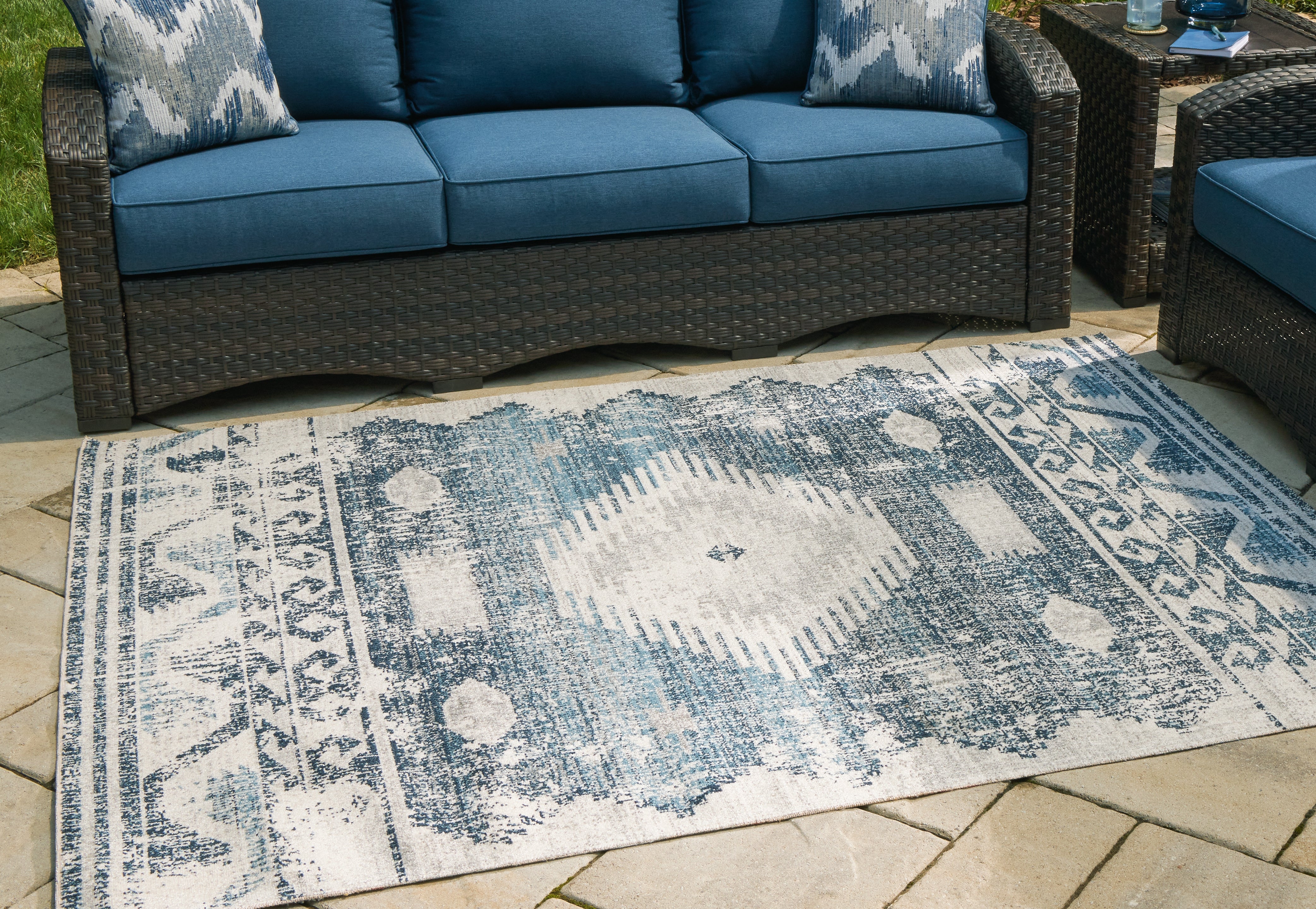 Bay Furniture Gallery - Ashley Furniture - Daddridge Rug - 5' x 7' Rug / Blue/Gray/Ivory - R900102