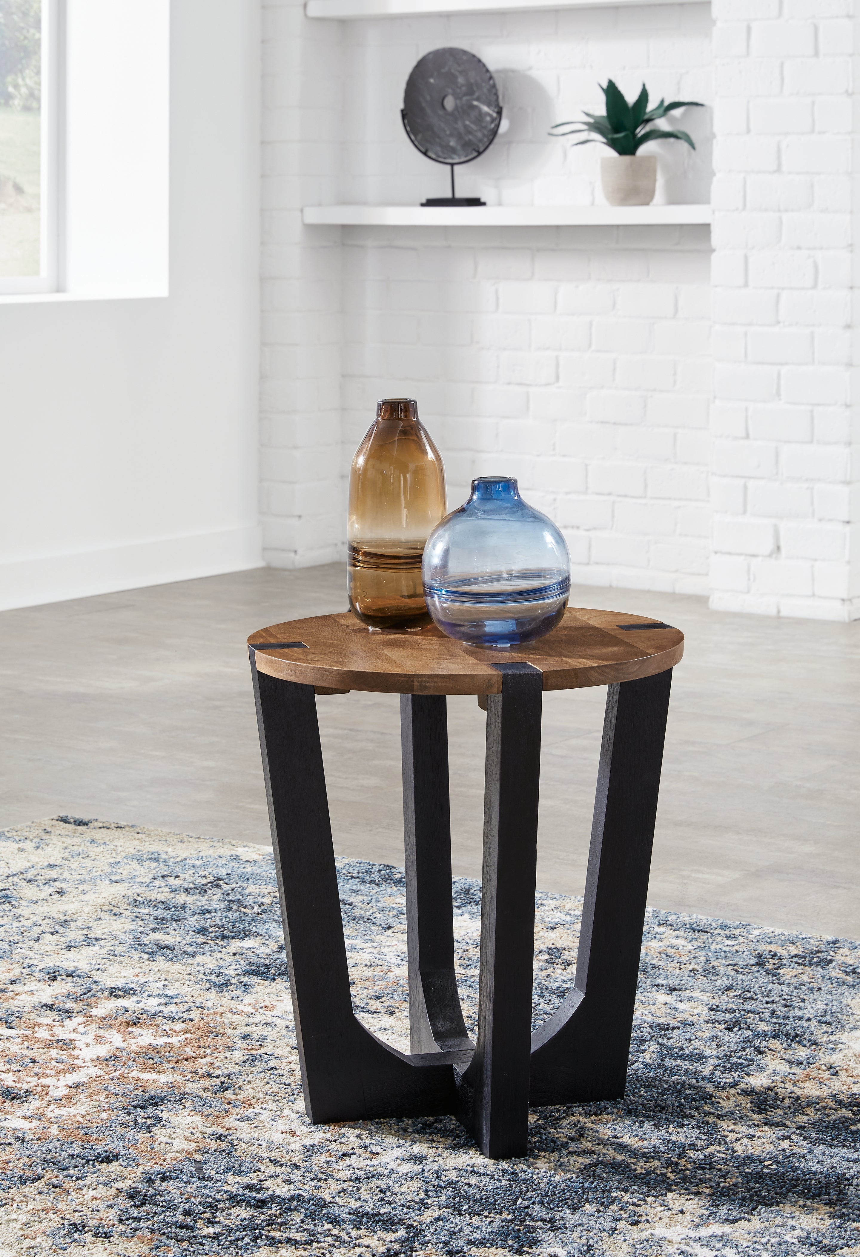 Bay Furniture Gallery - Ashley Furniture - Hanneforth End Table - Round End Table / Brown/Black - T726-6
